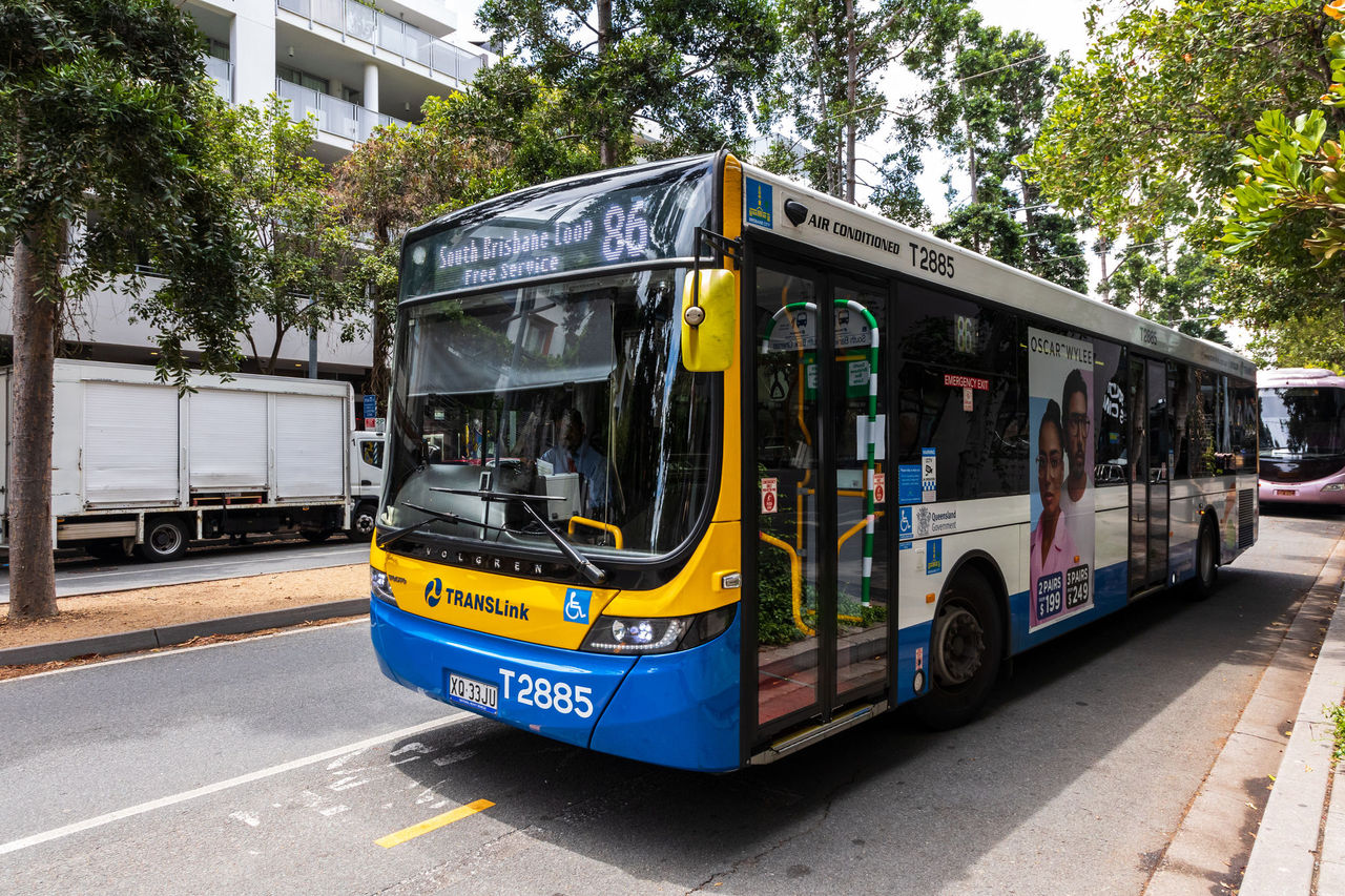 A front-end and side view of a South Brisbane Bus Loop with 'South Brisbane Loop, free service, 86' on the digital screen on bus front.