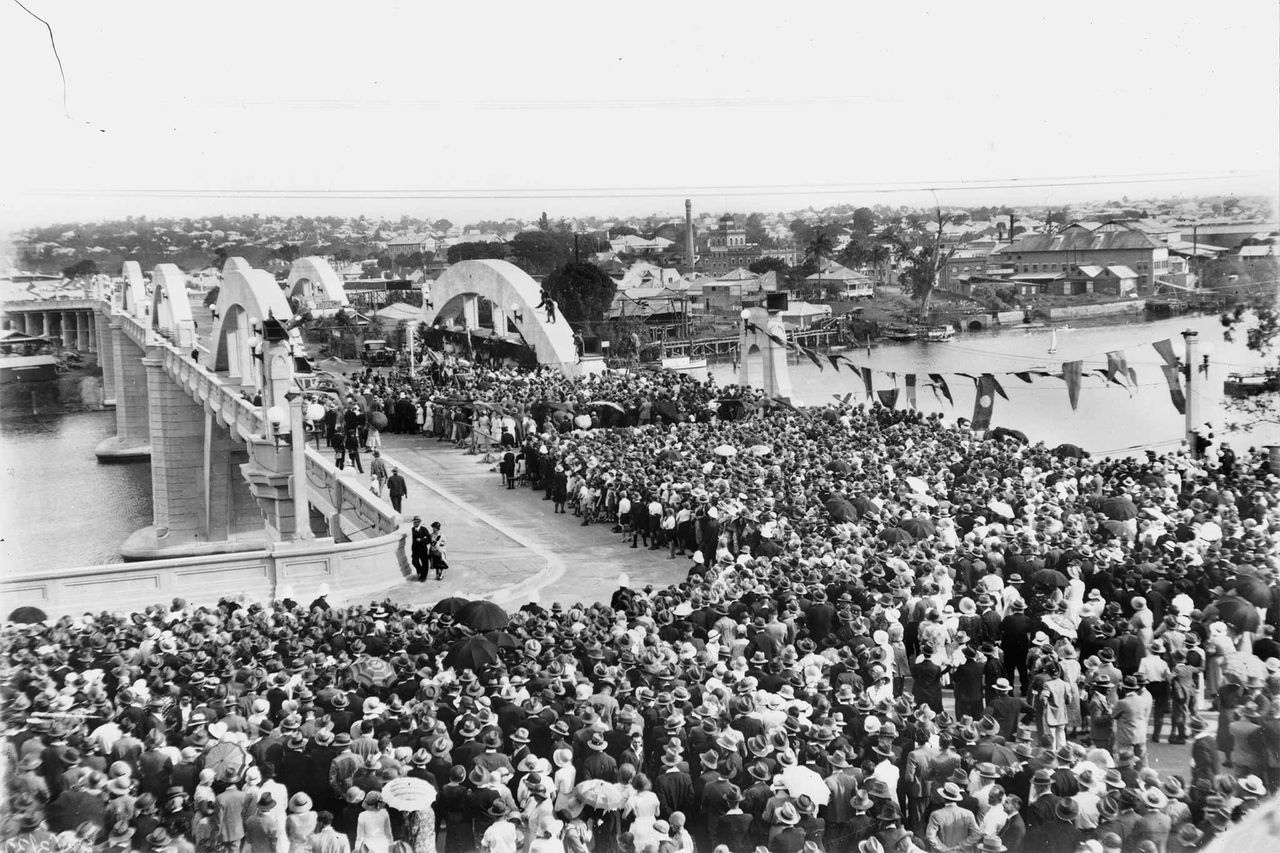 Crowds gather for the opening of the Grey Street Bridge, 1932 (State Library of Queensland).