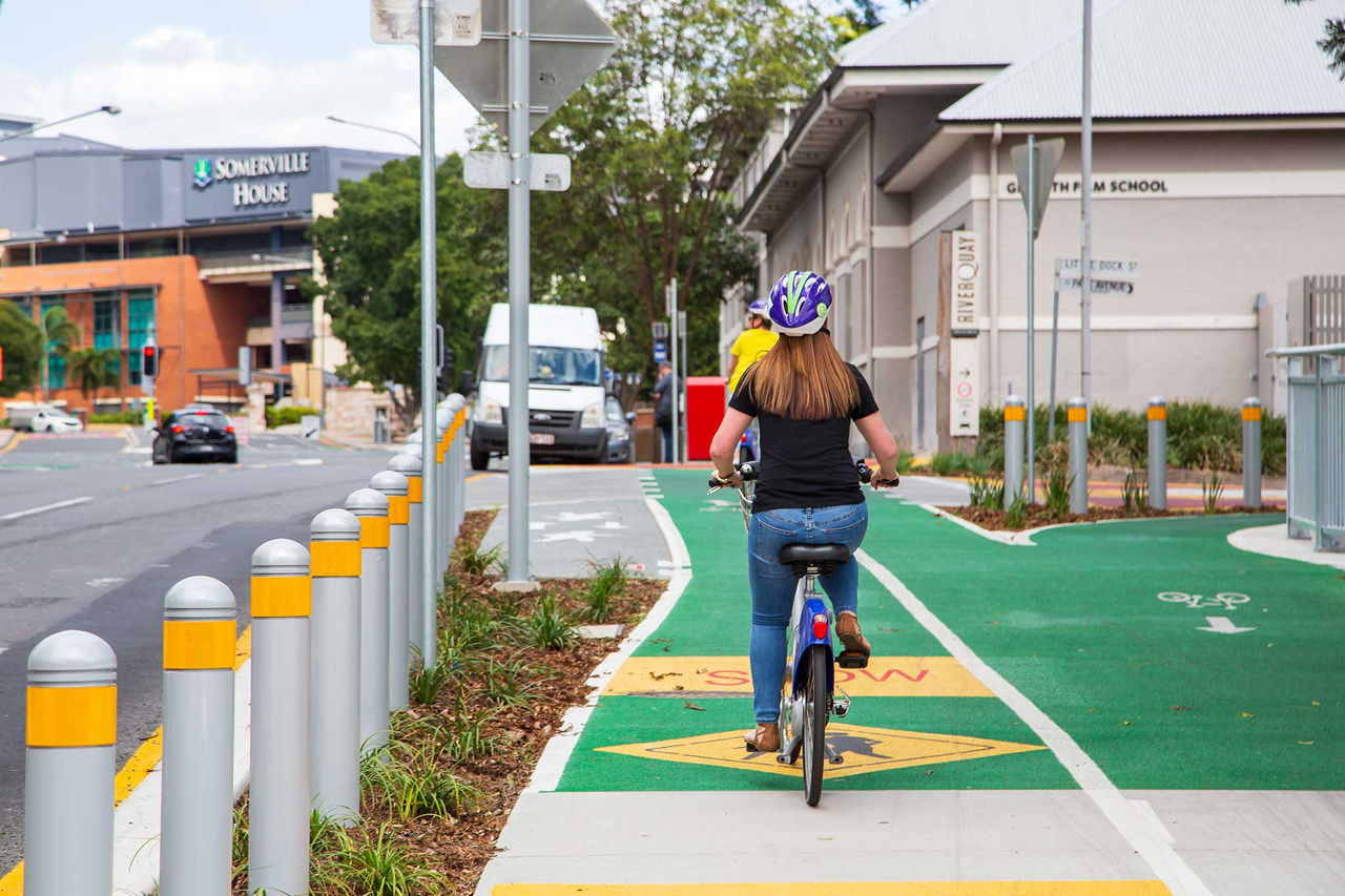 Cyclist riding on a bike along the bikeway at Kangaroo Point.