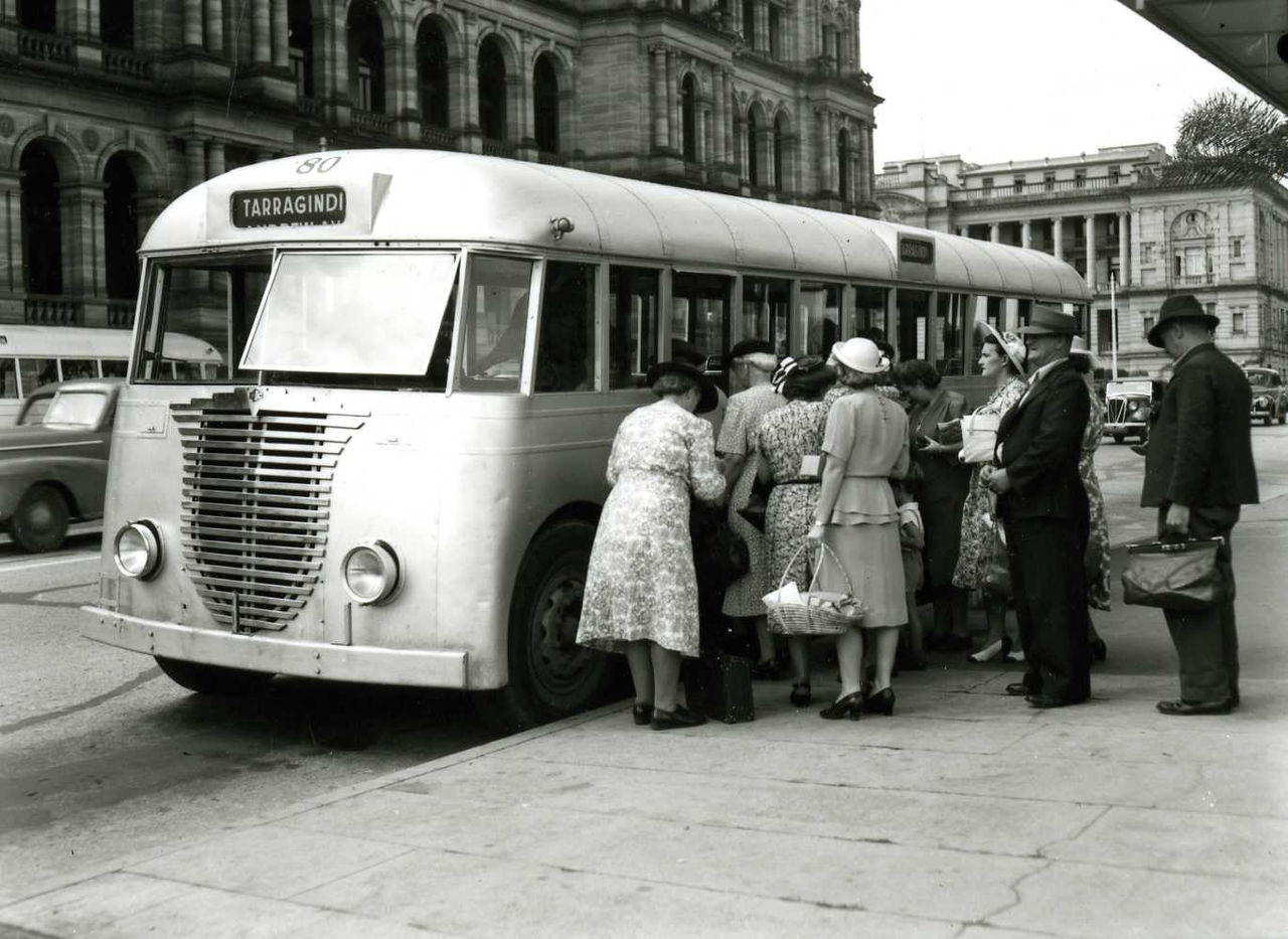 Historical photo of a group of passengers catching a Tarragindi-bound 80 bus from George Street, Brisbane City.
