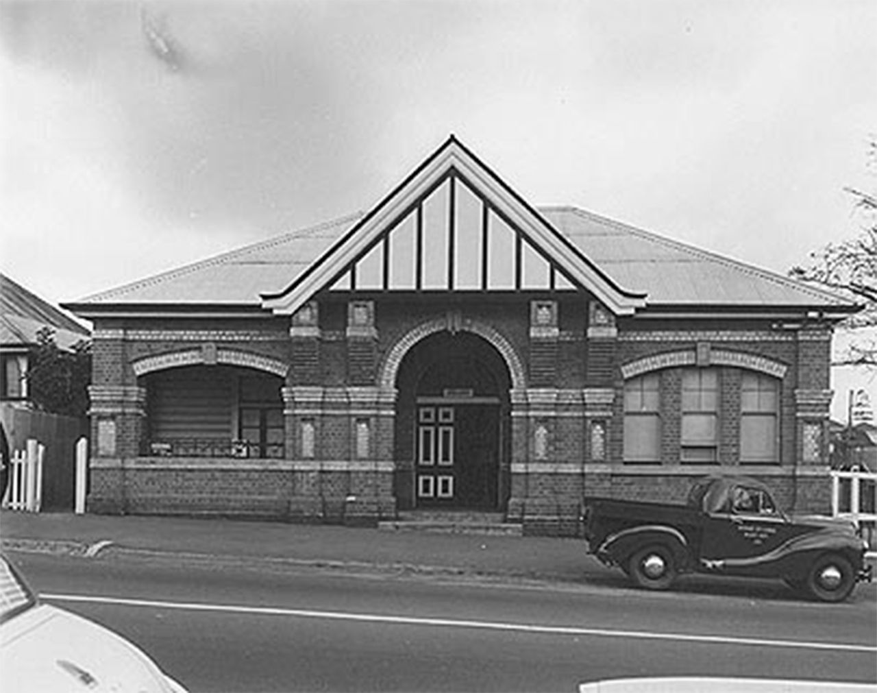 A black and white image of Nundah School of Arts.