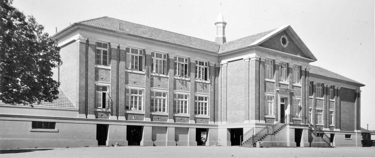 A black and white image of Bulimba State School in 1946.