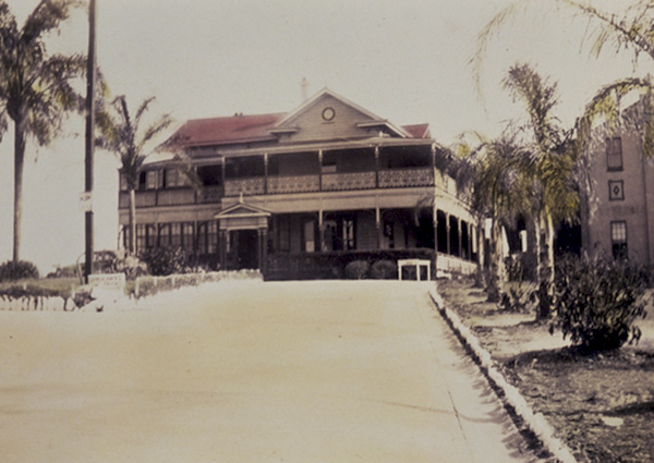 The former Loreto Convent building in use as the headquarters of the 101st Australian Convalescent Depot during the Second World War. The Casket Building is on the right, 1942