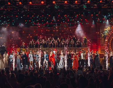 Cast on stage for Lord Mayor's Christmas Carols 2021